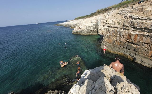 Ob celotni hrvaški obali veljajo podobna opozorila, temperature bodo morda stopinjo ali dve nižje, kot so napovedane za Istro. FOTO: Mavric Pivk/delo