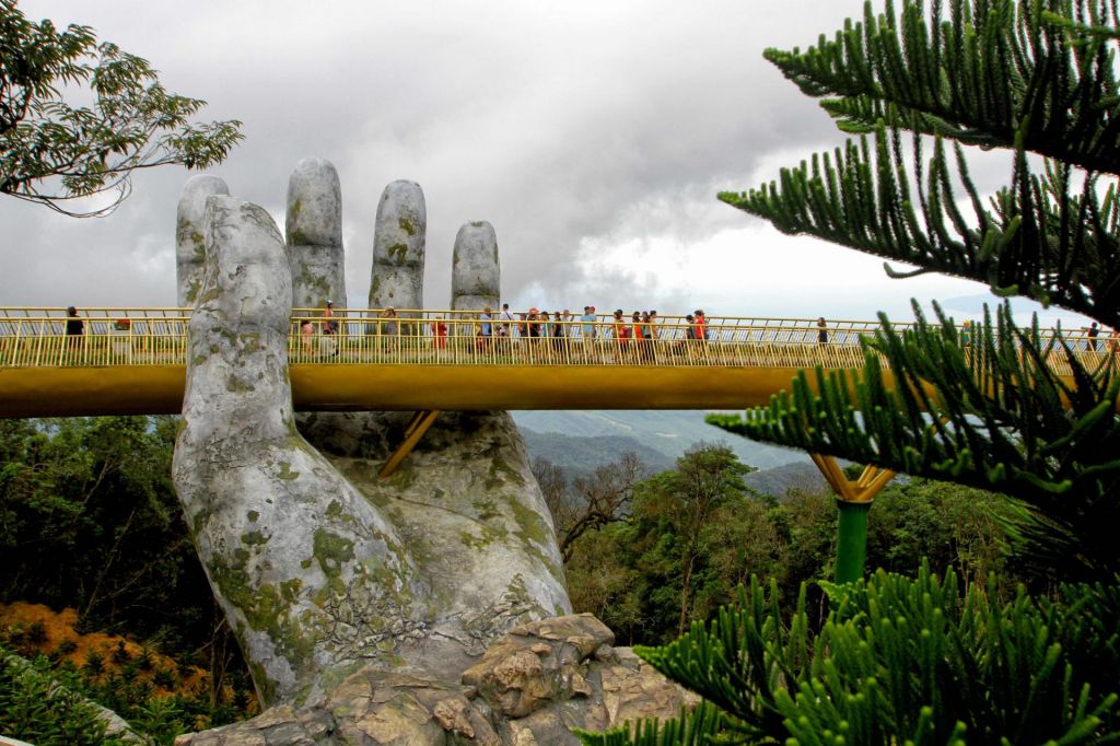 FOTO:Nova vietnamska atrakcija: zlati most, počivajoč na dlaneh (FOTO)