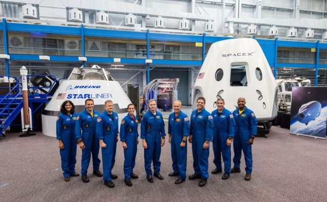 Od leve: Sunita Williams, Josh Cassada, Eric Boe, Nicole Mann, Chris Ferguson, Doug Hurley, Bob Behnken, Mike Hopkins in Victor Glover. FOTO: Nasa