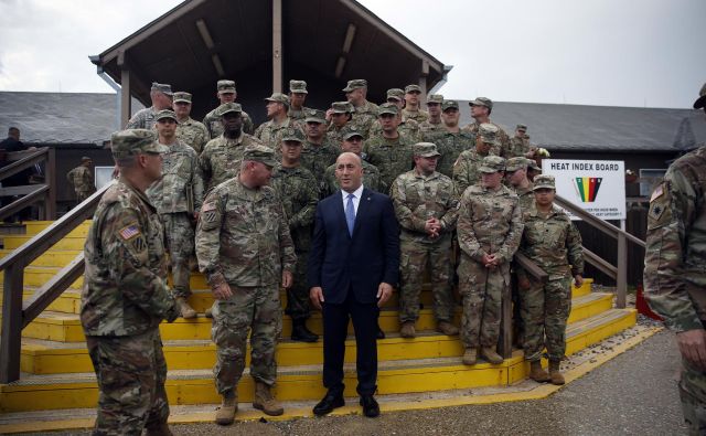 Kosovski premier Haradinaj je pred dnevi obiskal sedež Kforja. FOTO: Visar Kryeziu/Ap