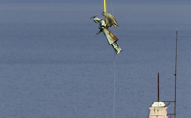 Za varen pristanek so poskrbeli piloti Slovenske vojske. FOTO: Matej Družnik