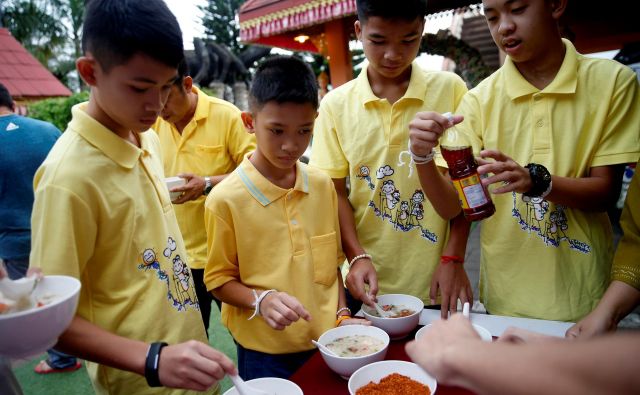 11 od 12 rešenih tajskih dečkov je v znak zahvale vstopilo v samostan, ki so ga zapustili v soboto. FOTO: Soe Zeya Tun/Reuters