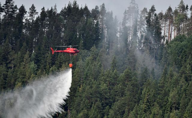 Pri gašenju najobsežnejših požarov v švedski zgodovini je bilo mobiliziranih več kot 360 gasilcev, sedem letal, šest helikopterjev in 67 vozil. FOTO: Reuters