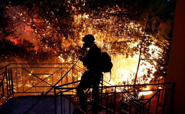 Velik problem je v obmorskih letoviščih, kjer so poseljeni deli tudi pogozdeni, kot pri požarih na Hrvaškem ali prejšnji mesec v Grčiji. FOTO: Reuters