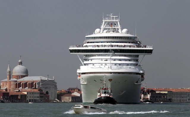 V Benetkah se s trumami turistov spopadajo tudi tako, da velike potniške ladje preusmerjajo stran od središča. FOTO: Reuters