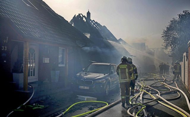 Ogenj se je zaradi dolgotrajne suše hitro razširil na stanovanjske objekte v bližini. FOTO: Oliver Berg/Afp