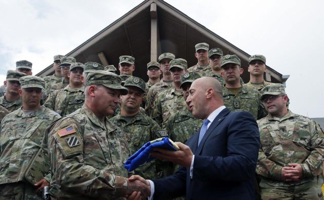 Ramush Haradinaj z ameriškimi vojaki na Kosovu. FOTO: Visar Kryeziu/Ap