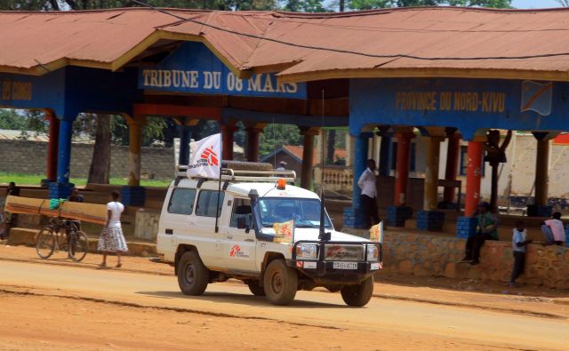 Reševalno vozilo organizacije Zdravnikov brez meja v severnem delu province Kivu v Demokratični republiki Kongo. FOTO: Stringer/Reuters