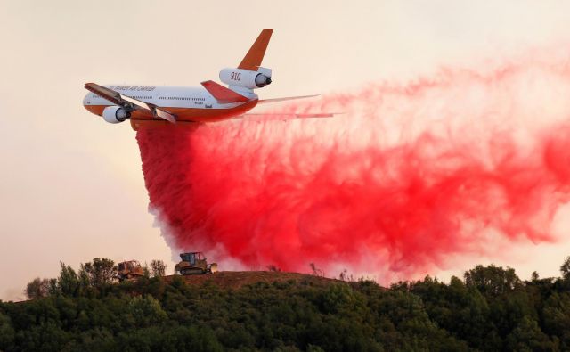 V Kaliforniji sta se združila dva gozdna požara, s čimer je nastal največji požar v zgodovini te države. FOTO: Reuters/Fred Greaves 