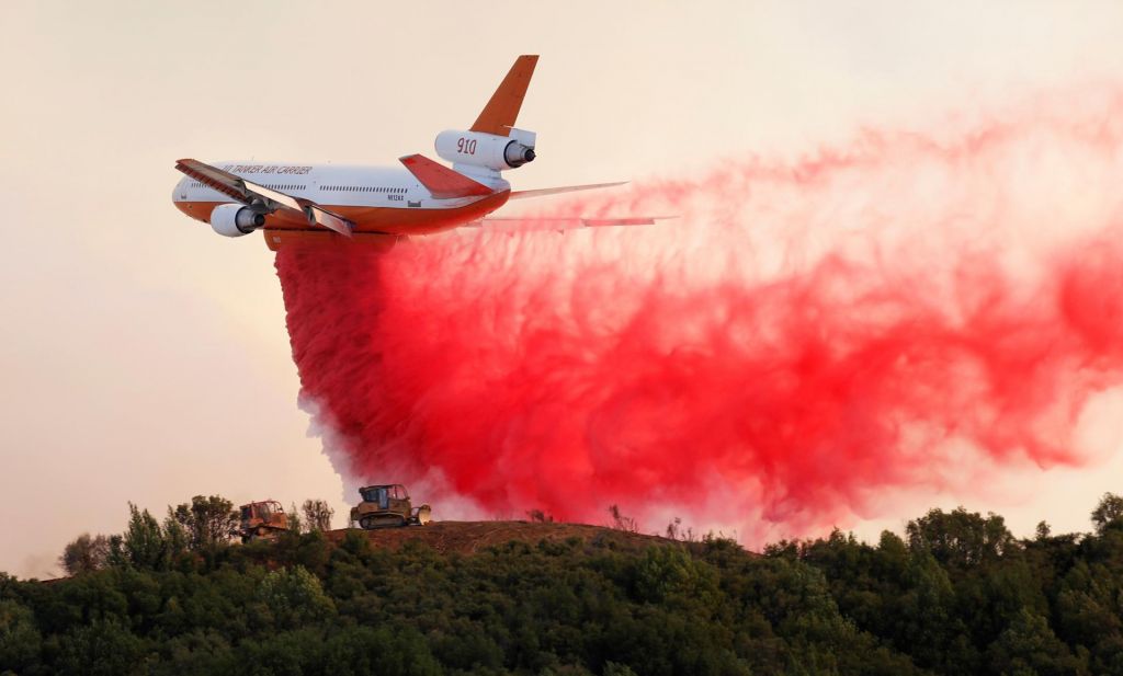 FOTO:V Kaliforniji se spopodajo z največjim požarom v zgodovini zvezne države