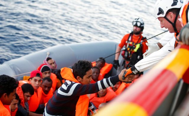 V primerjavi z enakim obdobjem lani se je letos število migrantov, ki so v Evropo prišli po morju, zmanjšalo za polovico. FOTO: Yara Nardi/Reuters