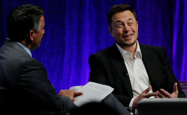 Napačno je misliti, da bo imel Elon Musk več miru pred vlagatelji, če se odloči za umik. Prav nasprotno. FOTO: Brian Snyder/Reuters