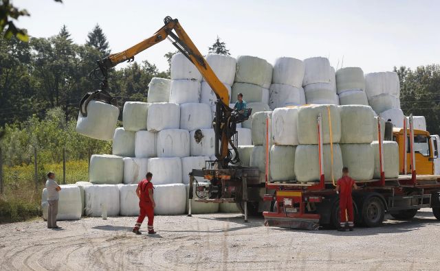 Publikus je začel odvažati bale odpadne plastike, ki jih je navozil blizu vasi Študa in Mala Loka. FOTO: Leon Vidic