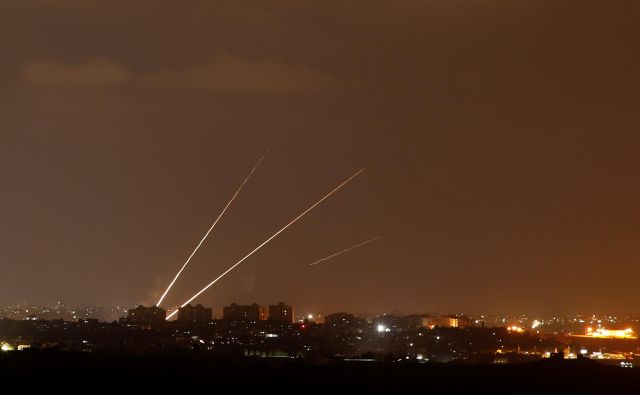 Izrael je ponoči izvedel več letalskih napadov na Gazo, potem ko so Palestinci izstrelili okoli 150 raket na izraelsko ozemlje. FOTO: Amir Cohen/Reuters