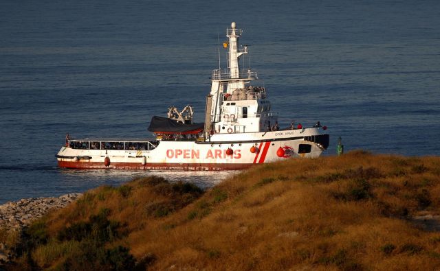 Reševalna ladja španske nevladne organizacije Proactiva Open Arms je s 87 migranti in begunci na krovu danes zjutraj po enem tednu na morju le vplula v špansko pristanišče Algeciras. FOTO: Jon Nazca/Reuters