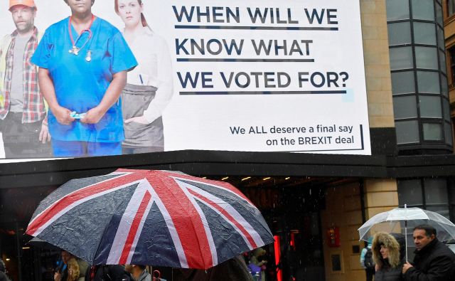 Zagovorniki še enega referenduma javnost z reklamnimi kampanjami že mesece prepričujejo v njegovo upravičenost. FOTO: REUTERS/Toby Melville