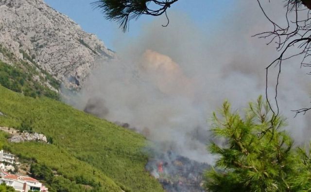 Na območju požara se vije gost črn dim, ki ga je po poročanju hrvaških medijev mogoče videti s širšega območje od Omiša do Makarske. FOTO: Petra Potočnik