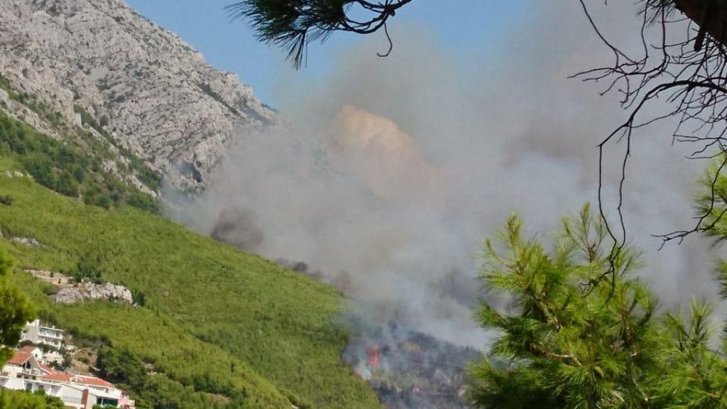 Požar v Omišu hiš in ljudi ne ogroža več