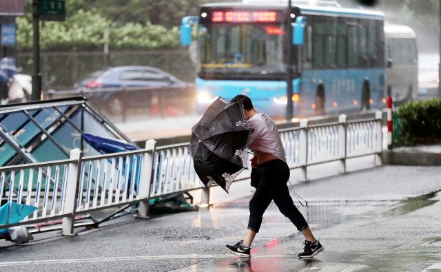 Tajfun Yagi je zaenkrat v vzhodni obalni provinci Zhejiang zahteval tri smrtne žrte. Svoje življenje so na Filipinih izgubile še tri osebe. FOTO: China Stringer Network Reuters