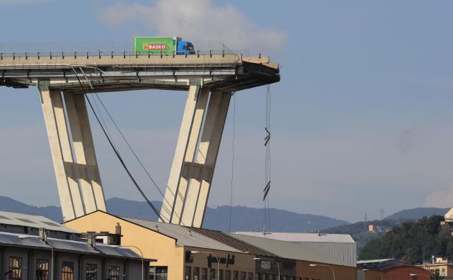 Vse od njegovega odprtja pred štirimi desetletji je bil viadukt predmet razprav, tudi zato, ker je bil speljan nad gosto poseljenim predelom Genove. FOTO: AFP