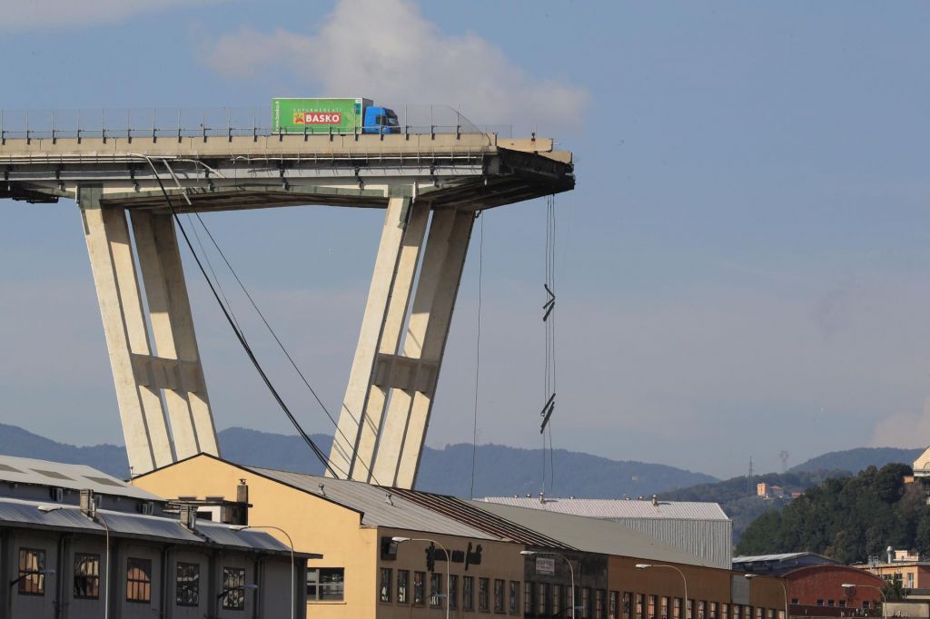 FOTO:Zrušil se je viadukt, trupla ukleščena v uničene avtomobile, vsaj 35 mrtvih