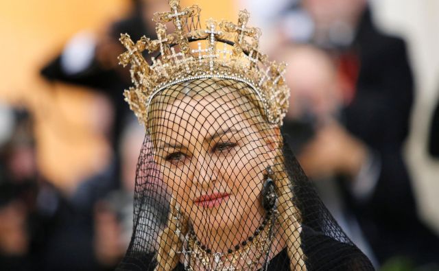 Madonna na letošnji prestižni prireditvi Met Gala v New Yorku, ki je praznik odprtja modne razstave v muzeju Metropolitan. FOTO: Reuters