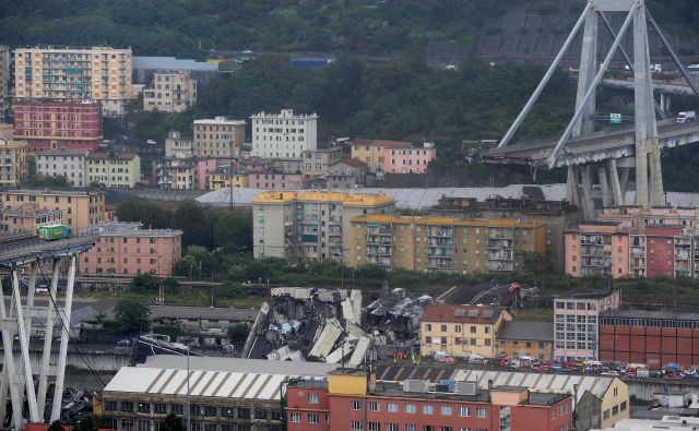 Zaradi grožnje, da bi se zrušil še kakšen del viadukta, so evakuirali več kot 400 ljudi. FOTO: Reuters