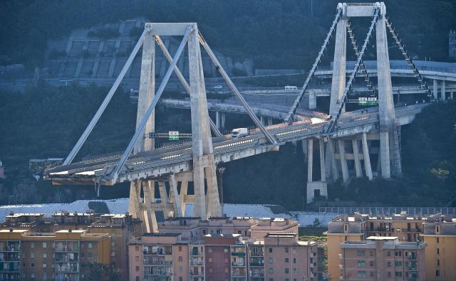 Vzrok za podrtje viadukta v Genovi je preslabo vzdrževanje. Foto AP