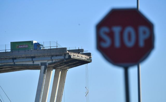 Z zrušenjem viadukta je Genova izgubila pomembno prometno povezavo, ki prečka reko Polcevera in povezuje vzhodni in zahodni del mesta. FOTO: Luca Zennaro/AP