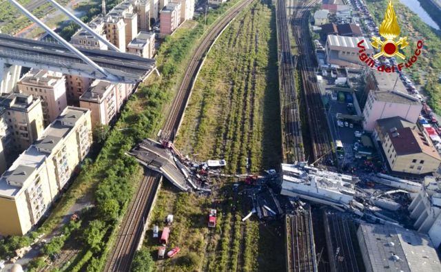 Viadukt Morandi se je zrušil med hudim neurjem, ko je v globino 45 metrov skupaj z njim zgrmelo več kot 30 avtomobilov in trije tovornjaki. FOTO: AP