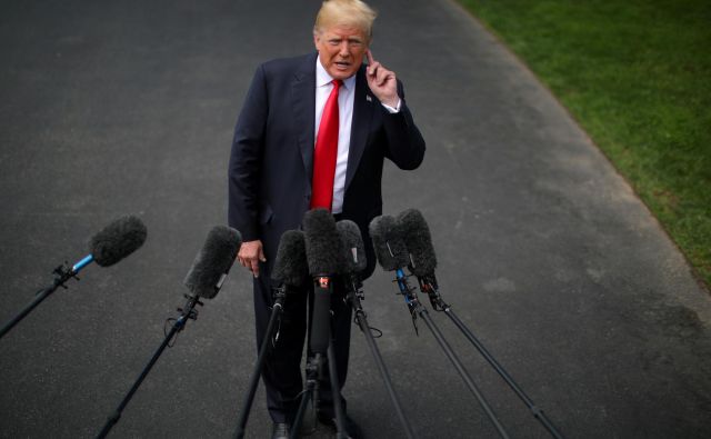 Majhne in velike medijske hiše so se združile pod skupno parolo #EnemyofNone, s katero naslavljajo Trumpove napade na svobodo medijev. FOTO: Carlos Barria/Reuters