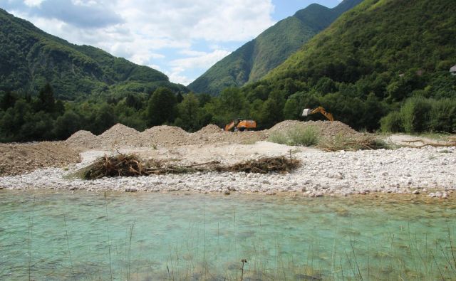 S posegi na najbolj obleganem delu Soče bi lahko počakali. FOTO: Blaž Močnik