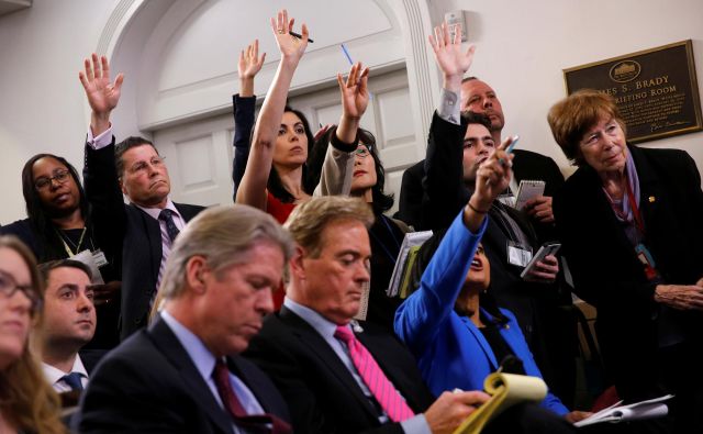 Novinarji med tiskovno konferenco Donalda Trumpa. FOTO: Jonathan Ernst/Reuters