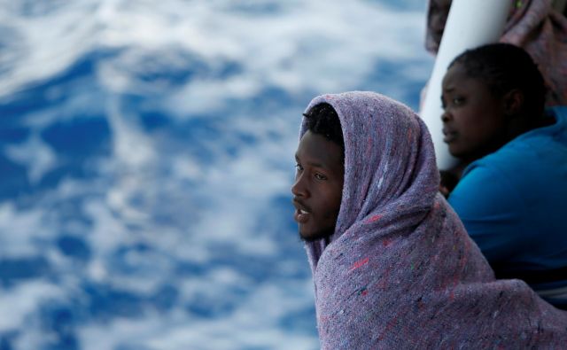 Migranti z obal Libije pred malteškim otokom Gozo med plovbo proti Italiji. FOTO: Reuters