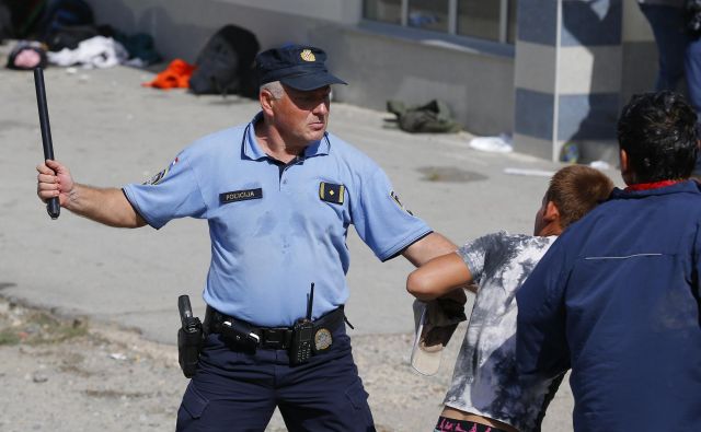 O surovosti hrvaške policije poročajo tudi svetovni mediji. FOTO: Laszlo Balogh/Reuters