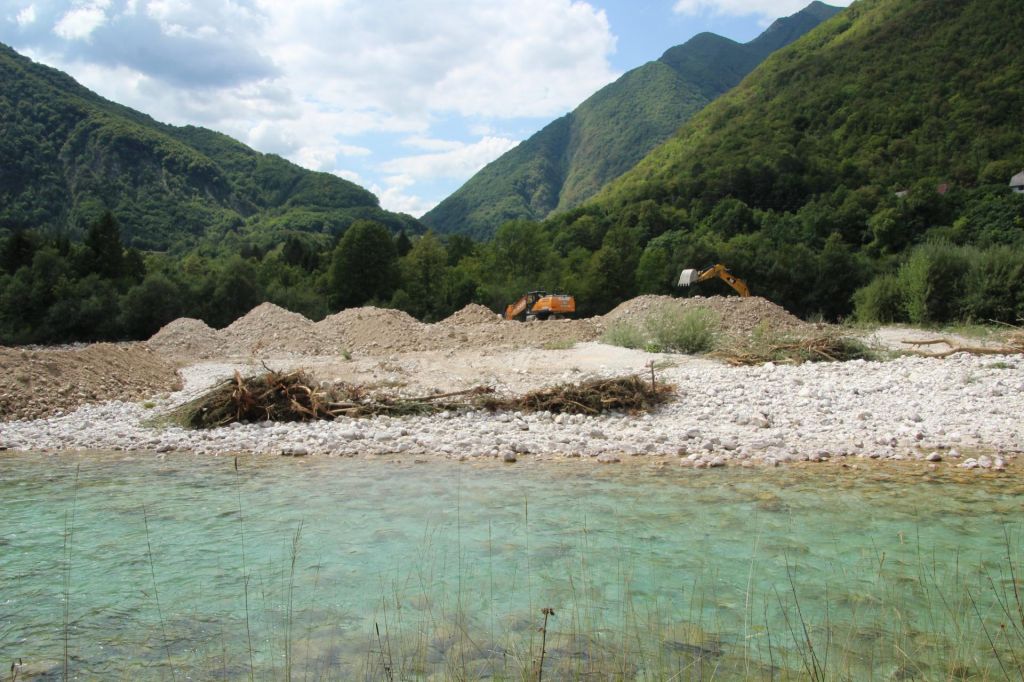 Turistična atrakcija sredi Soče – gradbeni stroji