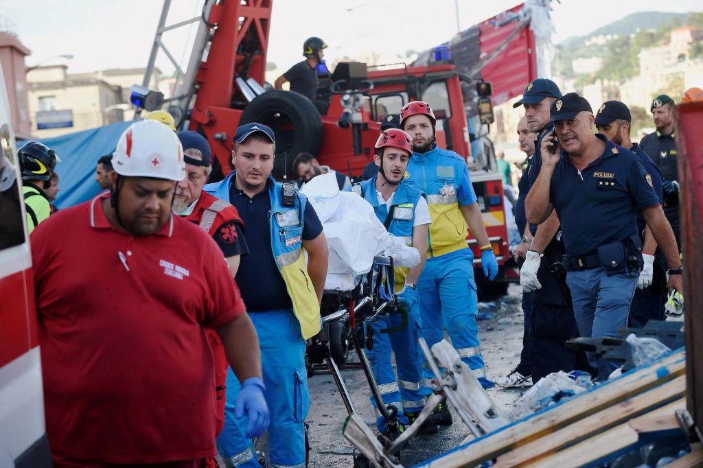 FOTO:Dan potem: reševalci iščejo preživele, politiki in upravljavci se prepirajo zaradi denarja