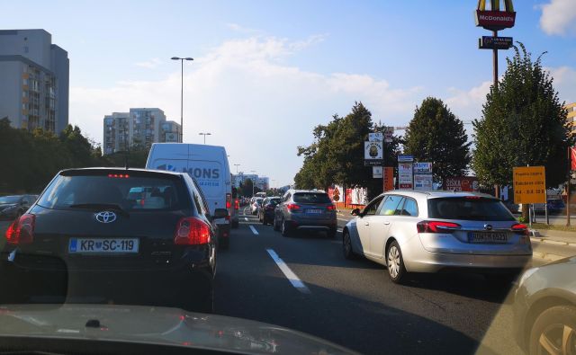 Gneča na Celovški cesti v smeri proti predoru Šentvid. Foto N. D.