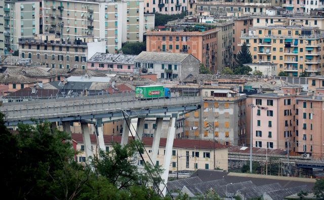 Zrušenje viadukta v Genovi, ki je bil problematičen že vrsto let. FOTO: Stefano Rellandini Reuters