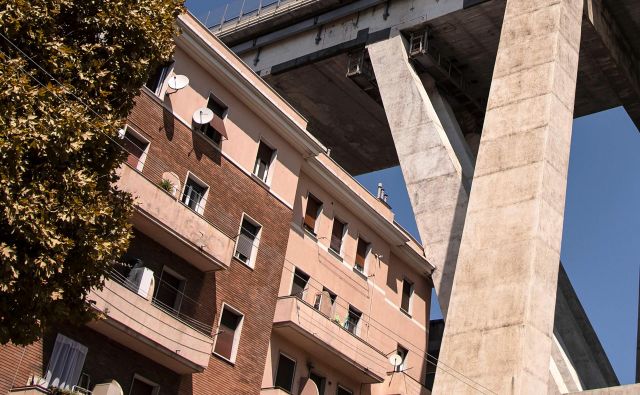 Ostanki Morandijevega viadukta teden dni po smrti 43 ljudi kot senca visijo nad Genovo in Italijo. FOTO: AFP