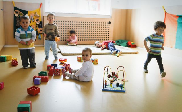 V vrtcih naj bi bile večje igralne površine, torej najmanj tri kvadratne metre na otroka, od 1. 9. 2023. FOTO: Jože Suhadolnik/Delo