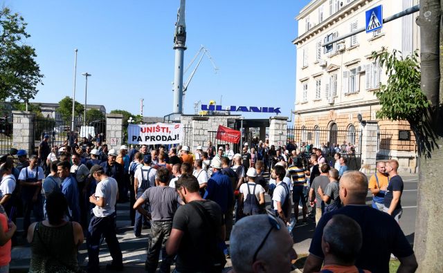 Potem ko so včeraj sindikati potrdili, da ni plač za delavce Uljanika, so ti zjutraj začeli stavko. FOTO: Danijel Bartolić/Cropix