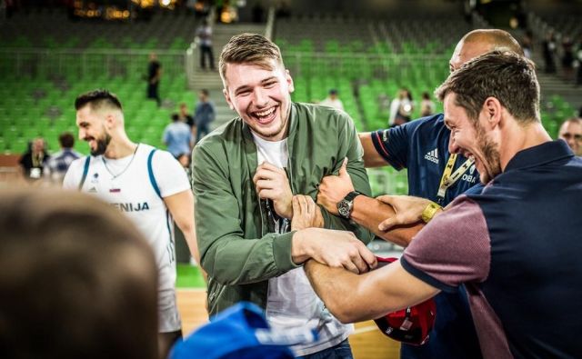 Z Luko Dončićem in Goranom Dragićem zgolj na tribuni je marsikaj težje. FOTO: FIBA