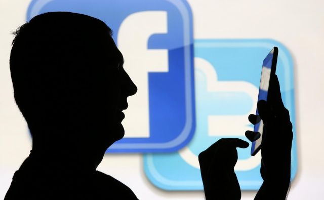 Facebook in Twitter ter druga podjetja z družbenimi omrežji si želijo zavarovati svoje platforme, tudi zaradi prihajajočih novembrskih volitev v ZDA, in tako preprečiti širjenje lažnih novic. FOTO: Dado Ruvic/Reuters