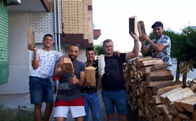 S štirimi pomočniki iz Maroka je Nedžad letos veliko hitreje nasekal drva za mrzle zimske dni. FOTO: Nedžad Nadarević