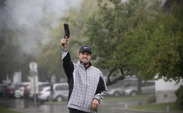 Anže Kopitar je s strelom iz pištole dal znak za začetek turnirja. FOTO: Blaž Samec/Delo