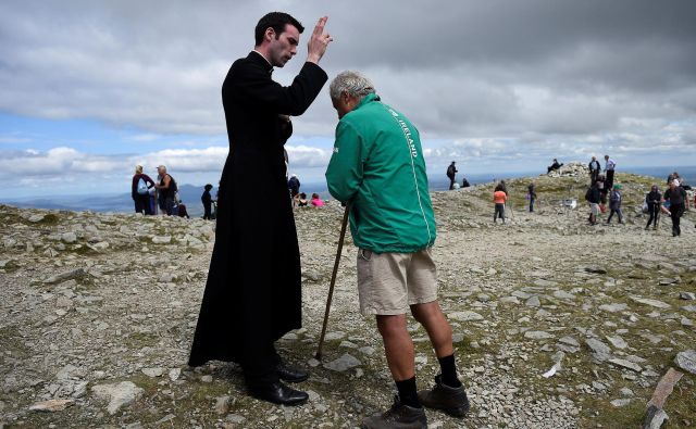 Blagoslov romarja na Irskem kot priprava na papežev obisk. FOTO: Reuters