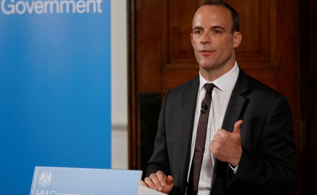 Novi britanski minister za brexit Dominic Raab je poudaril, da Združeno kraljestvo noče zapustiti EU brez dogovora o pogojih izstopa in prihodnjih odnosih, a da je pripravljeno na vse scenarije. FOTO: Reuters