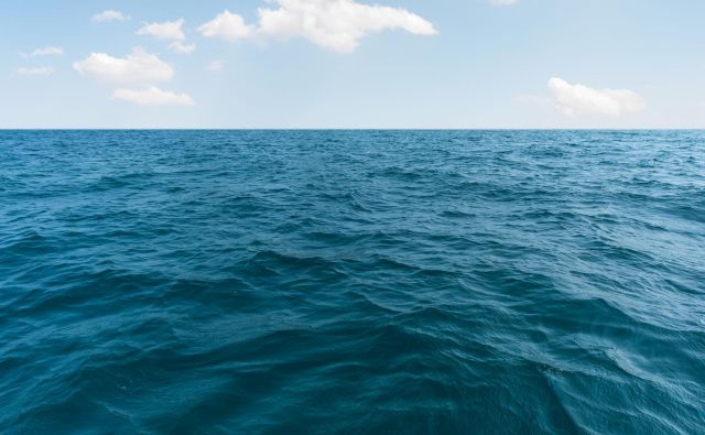 Morje avgusta šele zares zažari s svojim čarobnim nabojem, množica najrahločutnejših duš pa se mu mora odpovedati. FOTO: Shutterstock