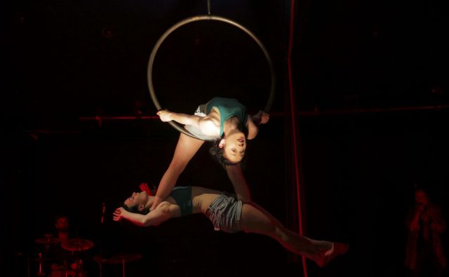 Zdi se, da je tudi ta vrsta zabave izgubila bitko s takojšnjim vzbujanjem razburljivih občutkov, ki jih ponuja splet. Cirkus umira na vzhodu in zahodu. FOTO: Jože Suhadolnik/Delo